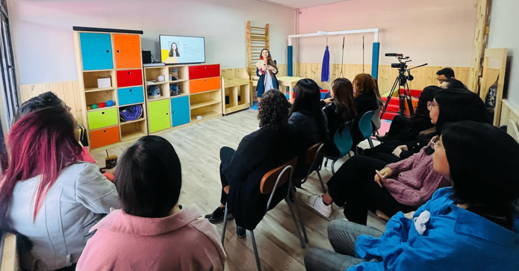 Lee más sobre el artículo Jornada de capacitación de Sala Sensorial en Colegio Santa Clara